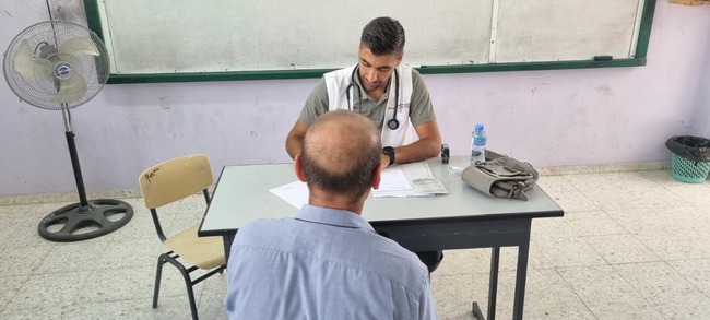 Une consultation dans une clinique mobile de PHRI en Palestine. 