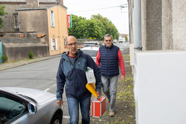 Marc et Louis, bénévoles « précarité énergétique », se présentent au domicile de Sandrine.