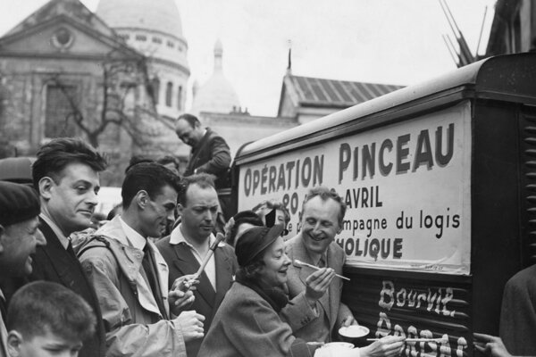 Avril 1952, place du Tertre à Montmartre, avec l’opération « Pinceau » Bourvil lance la « Campagne du Logis » du Secours Catholique. 