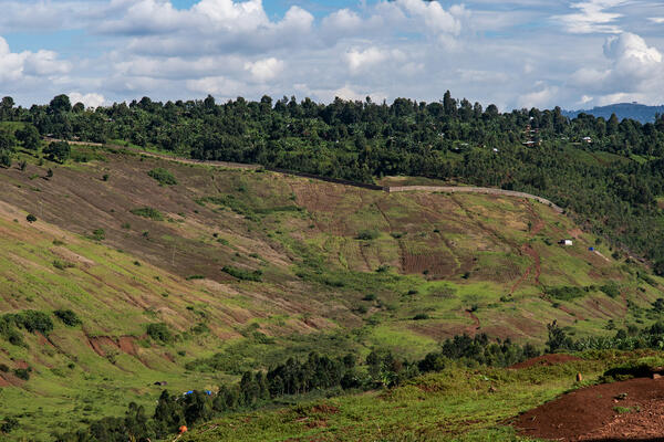 Depuis 2016, les habitants de Mbobero ont dû fuir leurs habitations et leurs champs. Ils se sont vu arracher leurs terres par le président Joseph Kabila. Ce dernier a érigé un mur de pierres pour barrer l’accès à sa nouvelle propriété. 