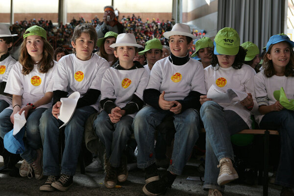 2008 : La campagne Kilomètres de soleil (KMS) qui mobilise les plus jeunes en faveur de la solidarité et du partage fête ses 50 ans en réunissant plusieurs milliers d’enfants à Lourdes. 
