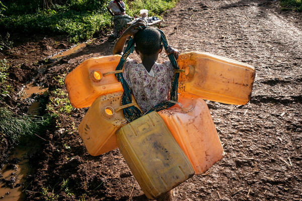 Un enfant va chercher de l’eau à la fontaine. La population de cette région du Sud Kivu est très pauvre. « Les paysans n’ont rien d’autre que leurs champs pour leur survie. En raison de leur confiscation, ils n’ont plus rien et beaucoup sont réduits