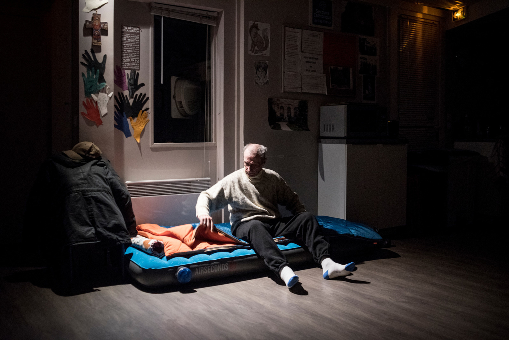 un homme passe la nuit sur un matelas gonflable. 