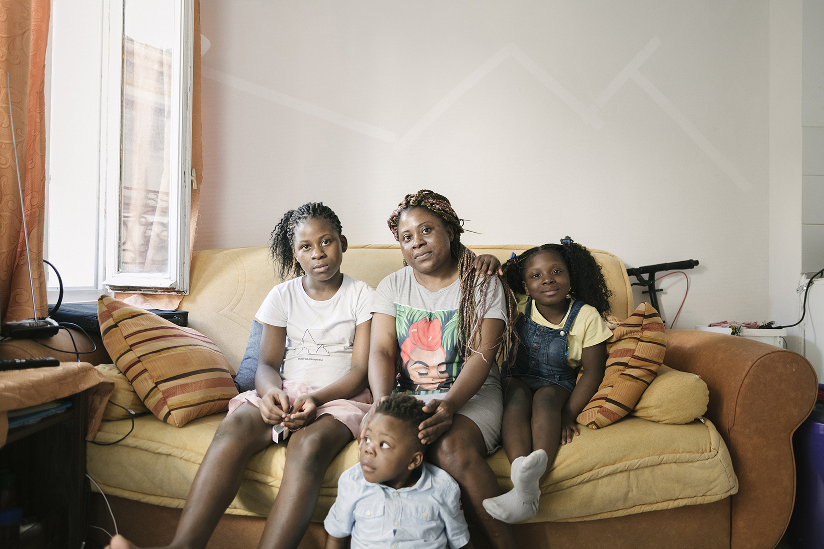 une mère célibataire avec ses trois enfants