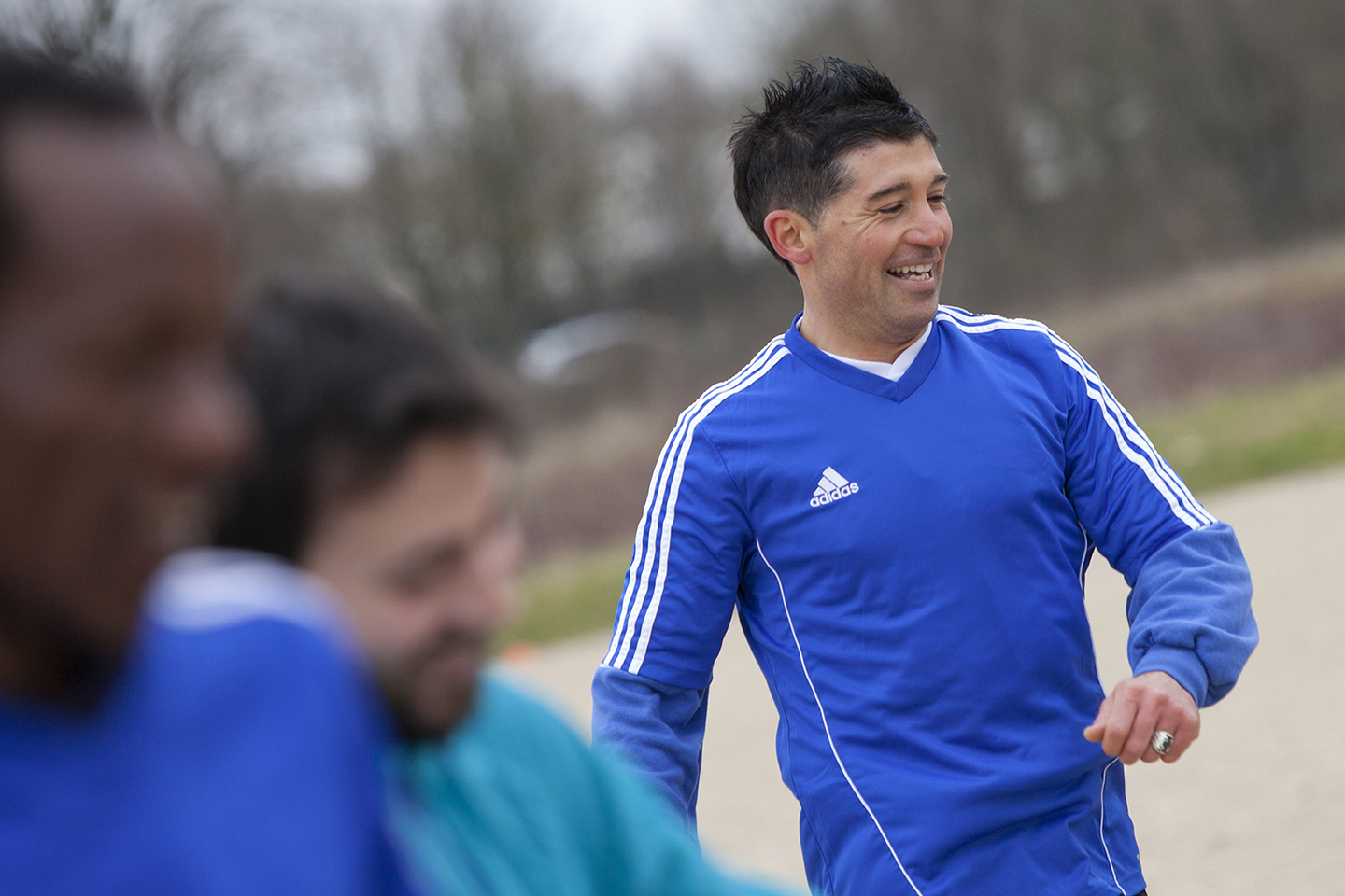 Sam, accueilli puis bénévole en soutien de l'équipe de foot du Secours Catholique à Paris.