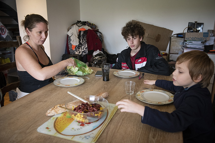 iris et ses enfants à table