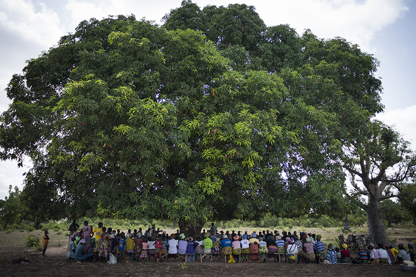 Togo, région de Dapaong, des villageois rassemblés