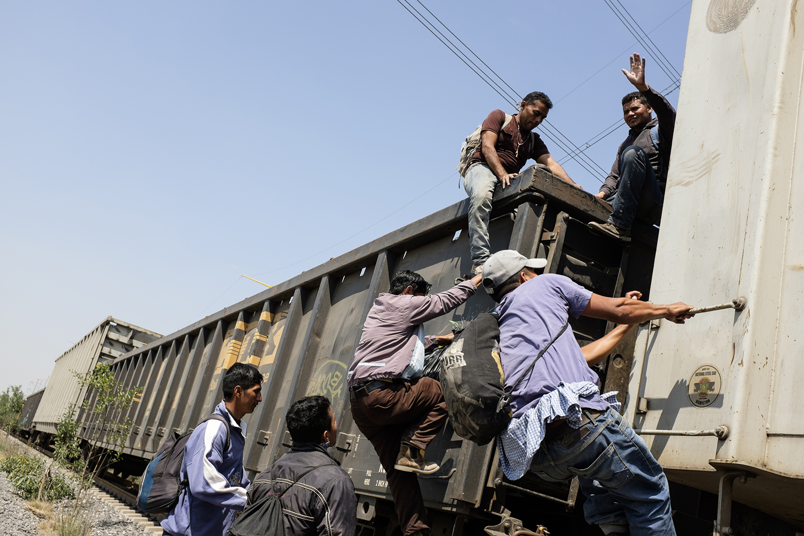 Des personnes montent des wagons de train