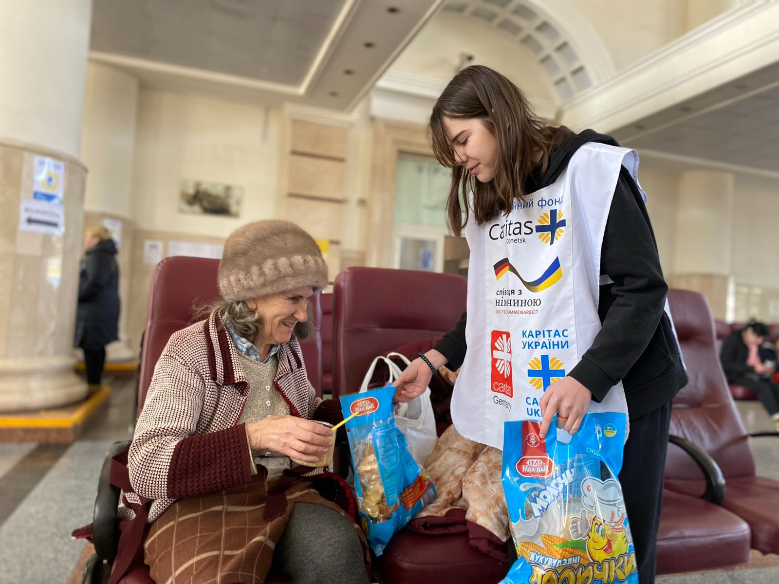 une personne de caritas vient en aide à des ukrainiens