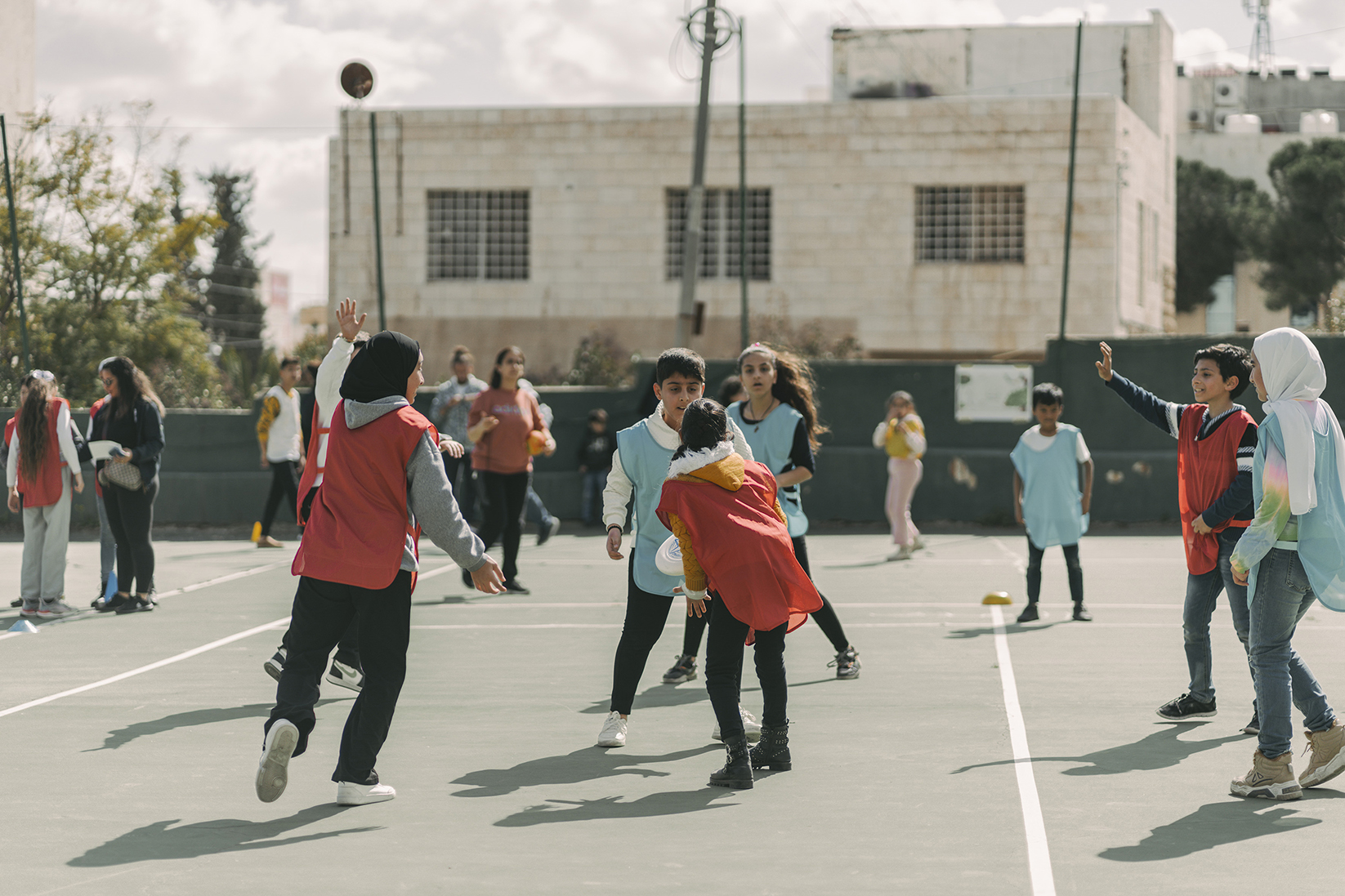 des enfants jouent au frisbee en jordanie