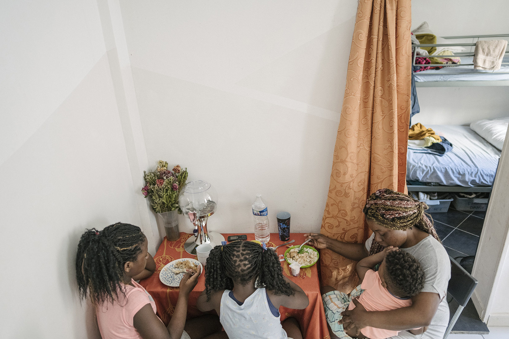 des enfants dans leur chambre d'hôtel