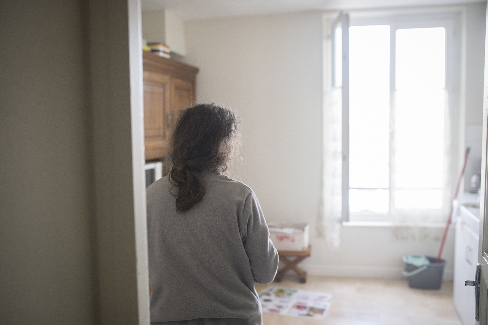 une femme dans sa cuisine