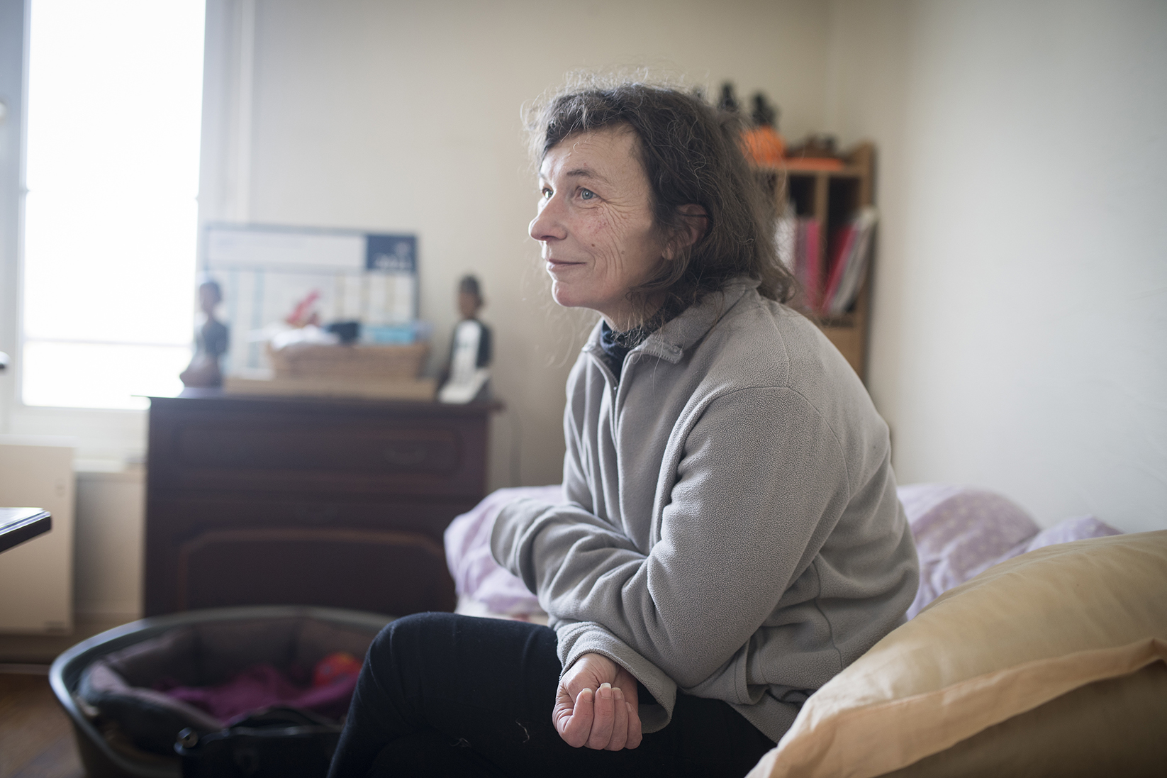 une femme assise dans son salon a froid