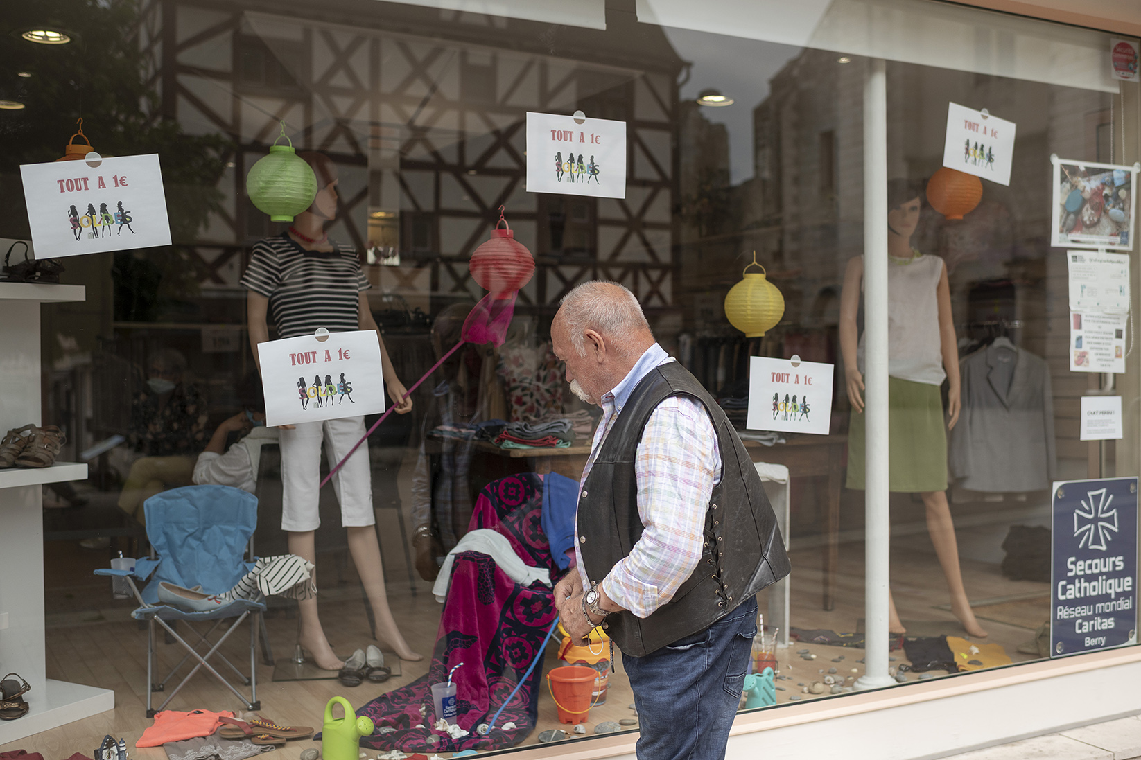 Dans les boutiques solidaires, on trouve des produits (vêtements pour femmes, hommes, enfants, linge de maison, meubles, etc.) de seconde main, issus de dons et revendus à quelques euros.