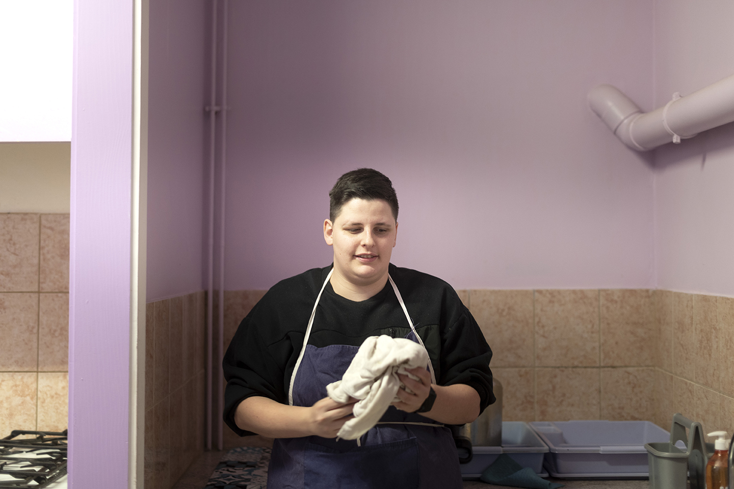 Leticia pose dans la cuisine de l'atelier d'insertion