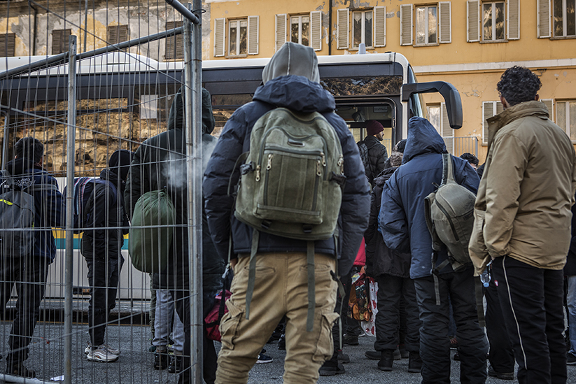 les exilés s'apprêtent à monter dans le car