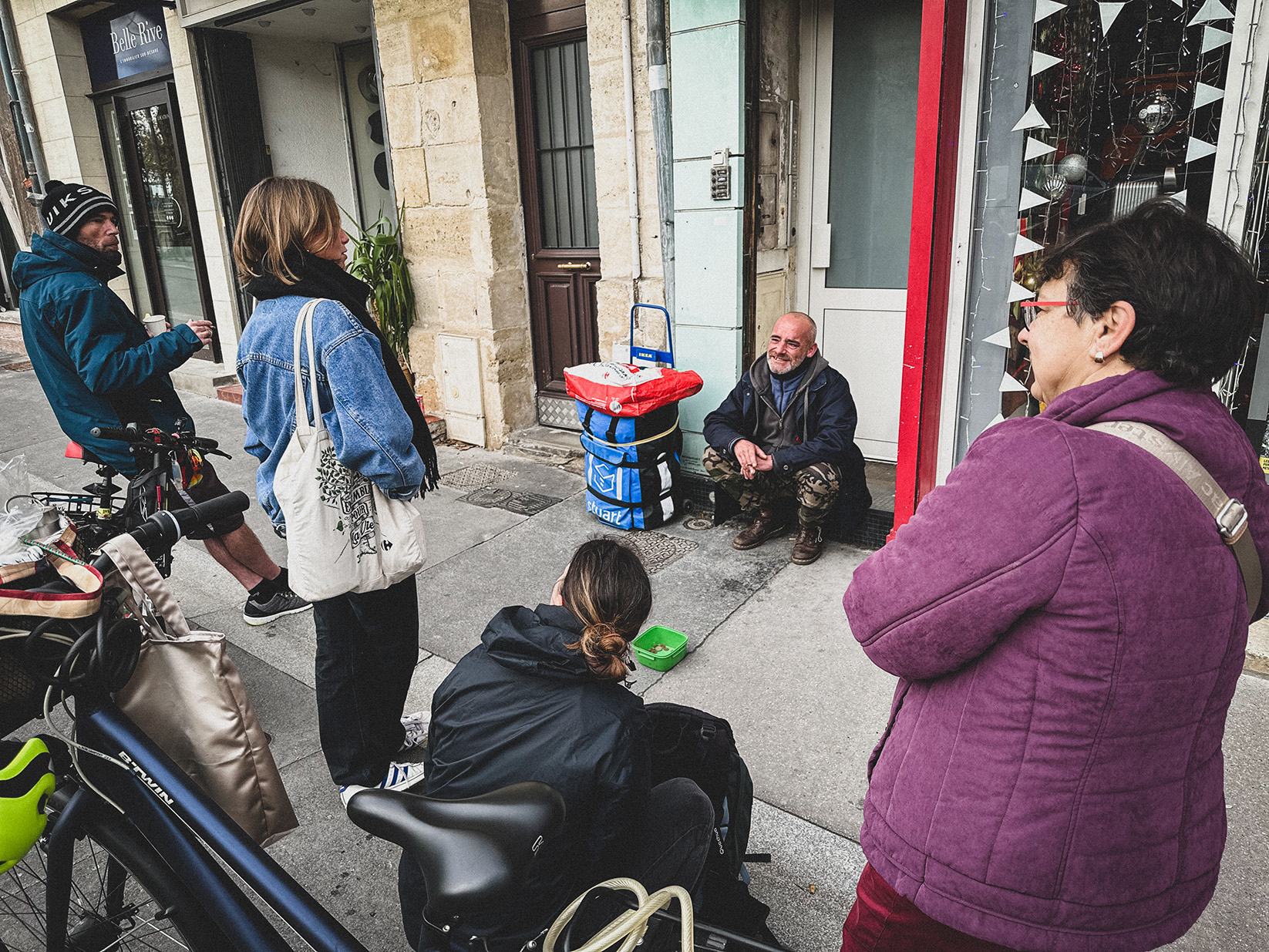 des bénévoles du secours catholique en maraude