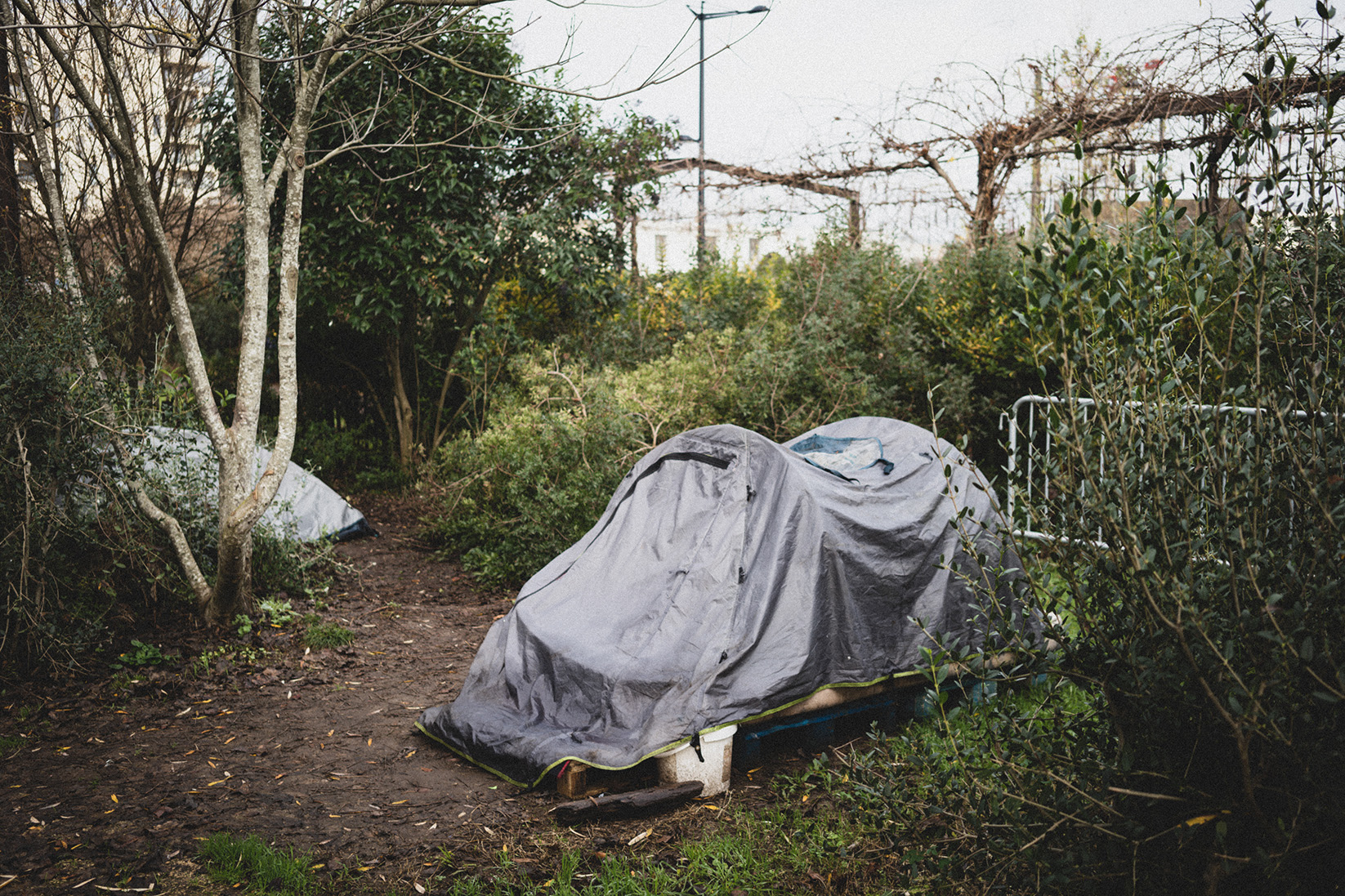 un campement avec deux tentes 