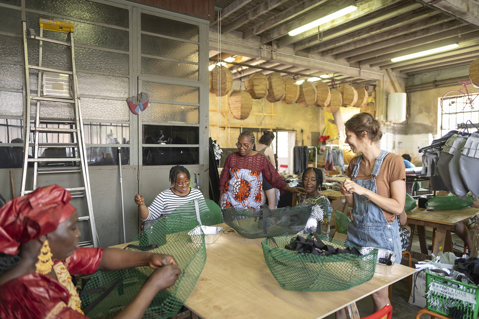 participants à un atelier de confection de costumes