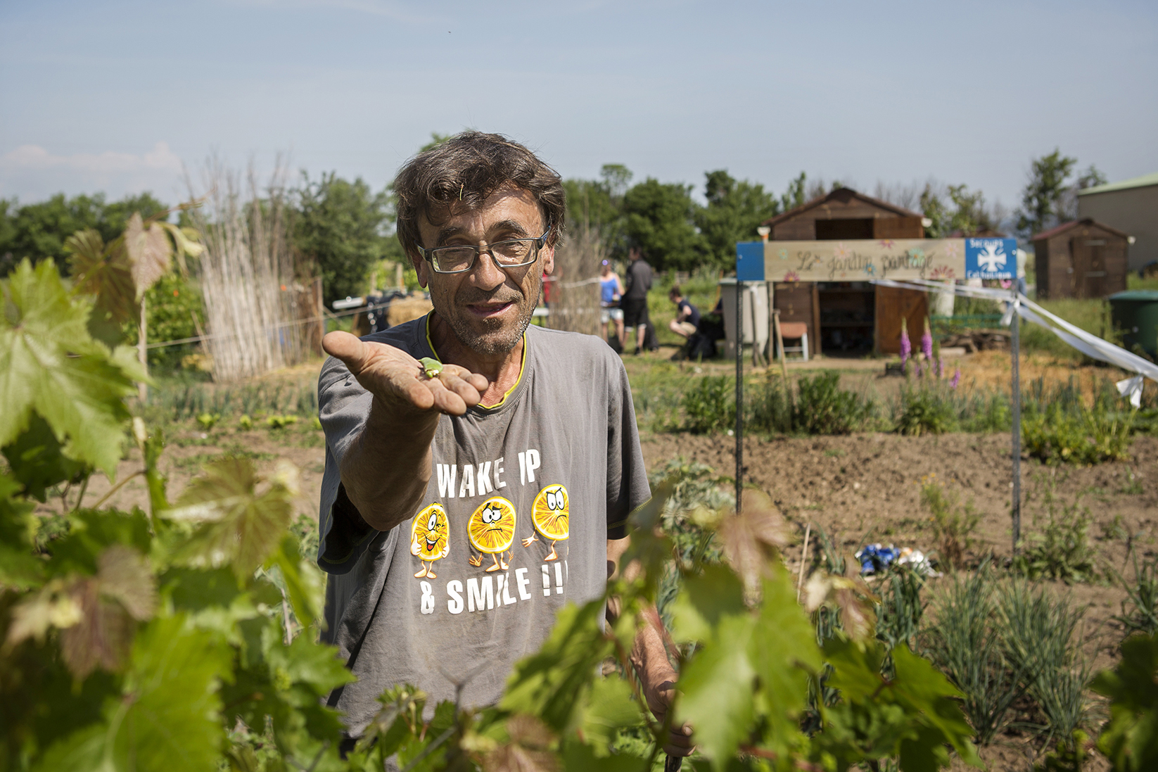 un homme dans un jardin solidaire du secours catholique 