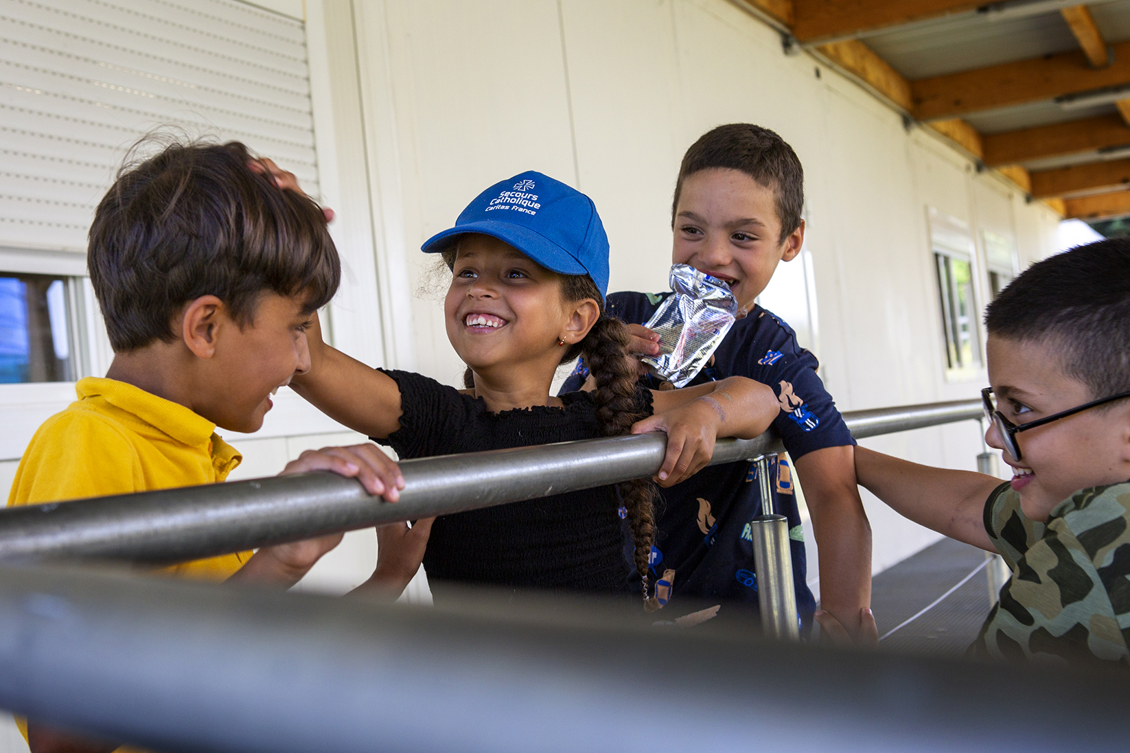 des enfants sourient lors d'une sortie à la cité de l'espace à toulouse organisée par le secours catholique