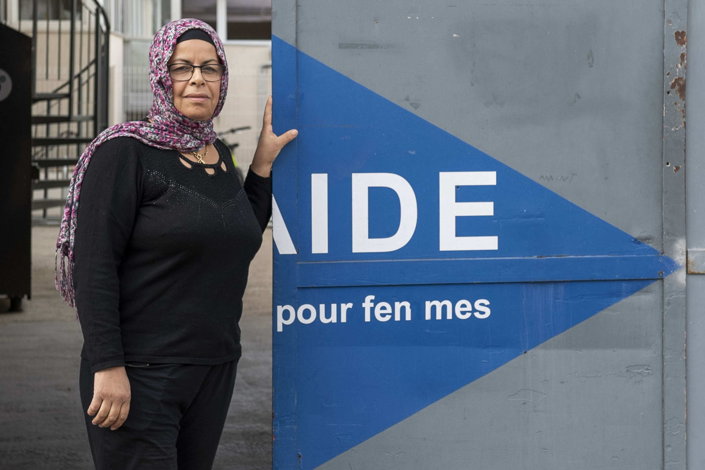 Fewzia devant le Secours Catholique à Tours