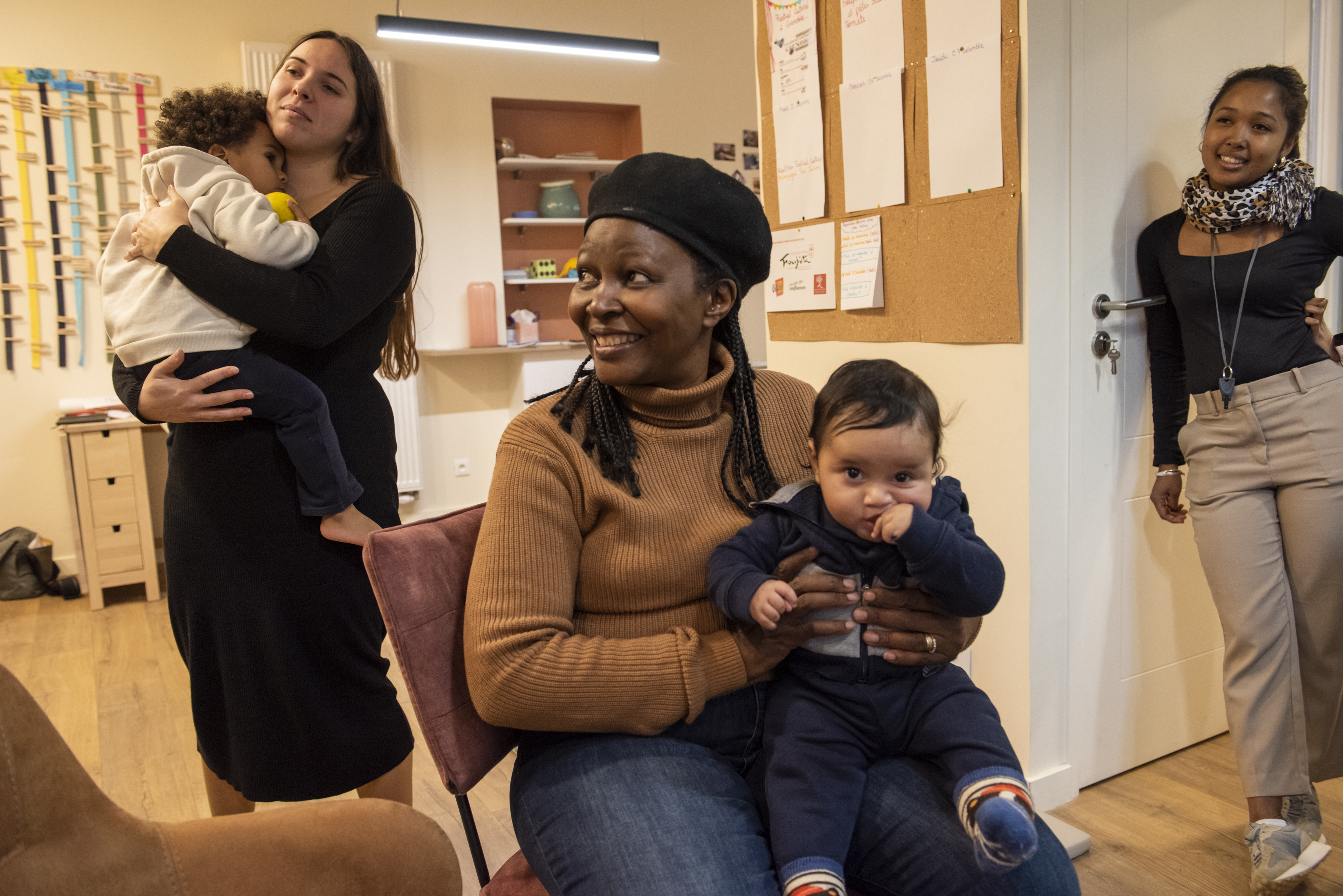 une mère porte son enfant sur les genoux