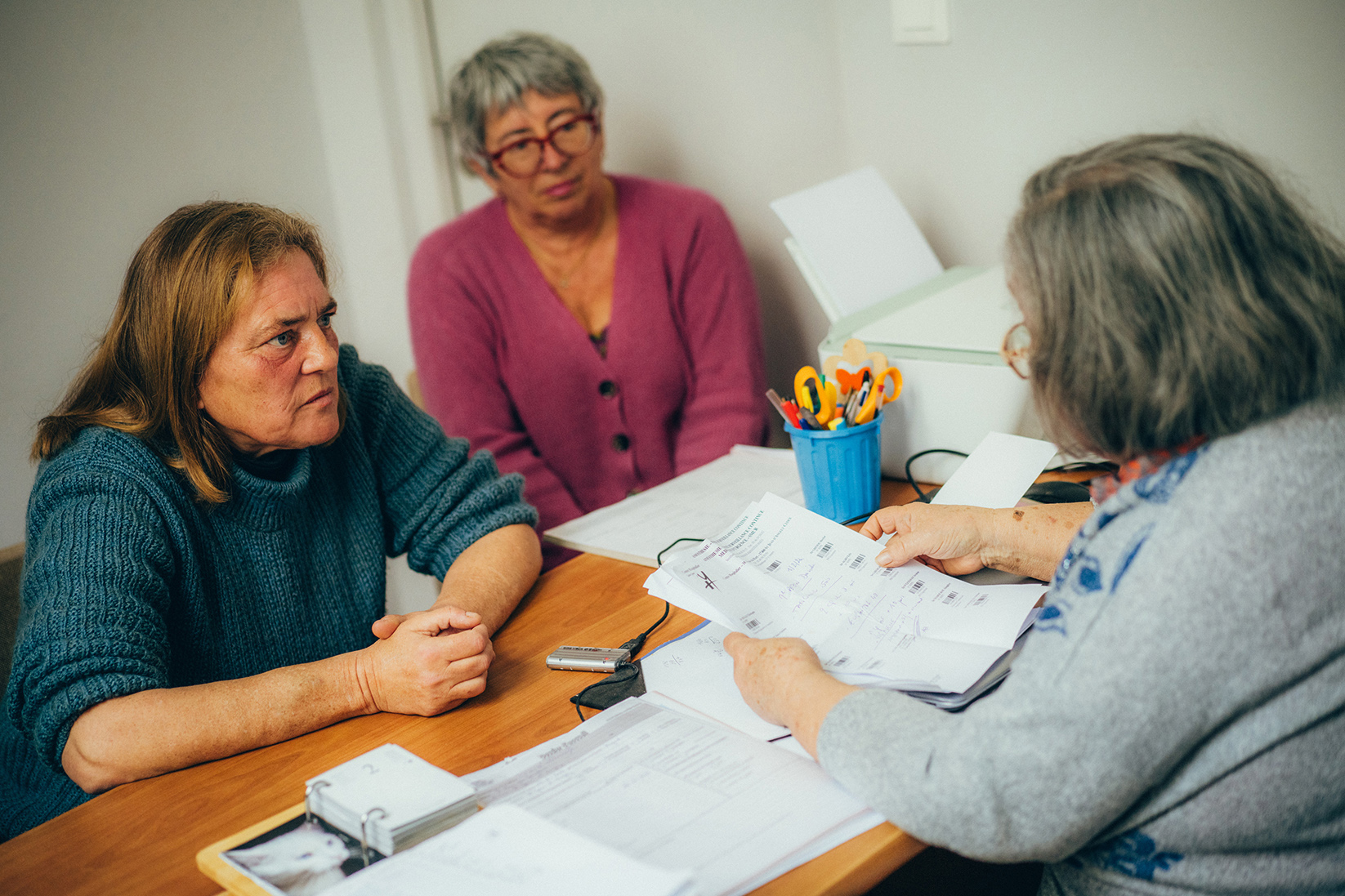 une femme en rendez-vous avec des bénévoles du secours catholique