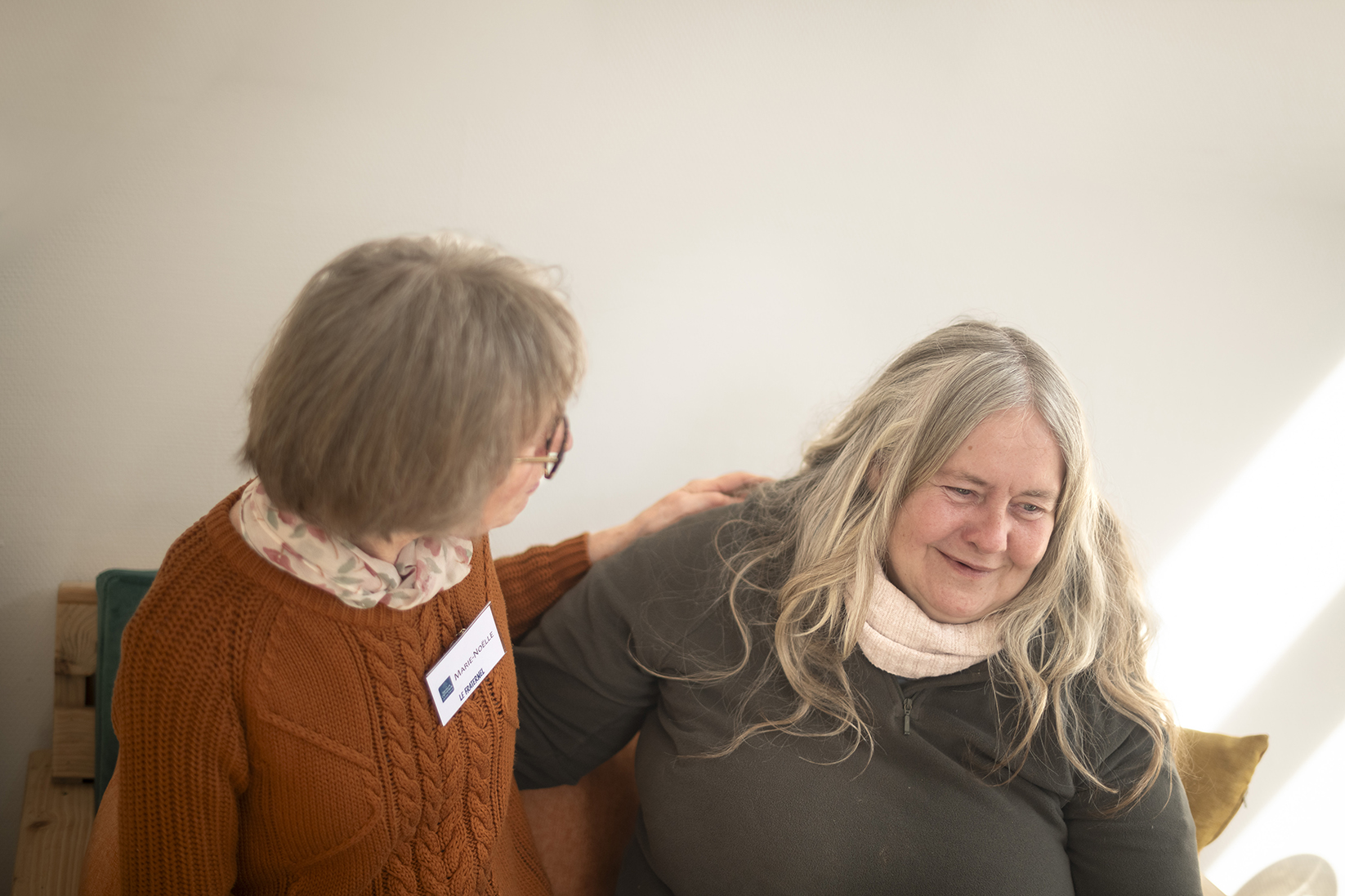 une femme et une bénévole du secours catholique