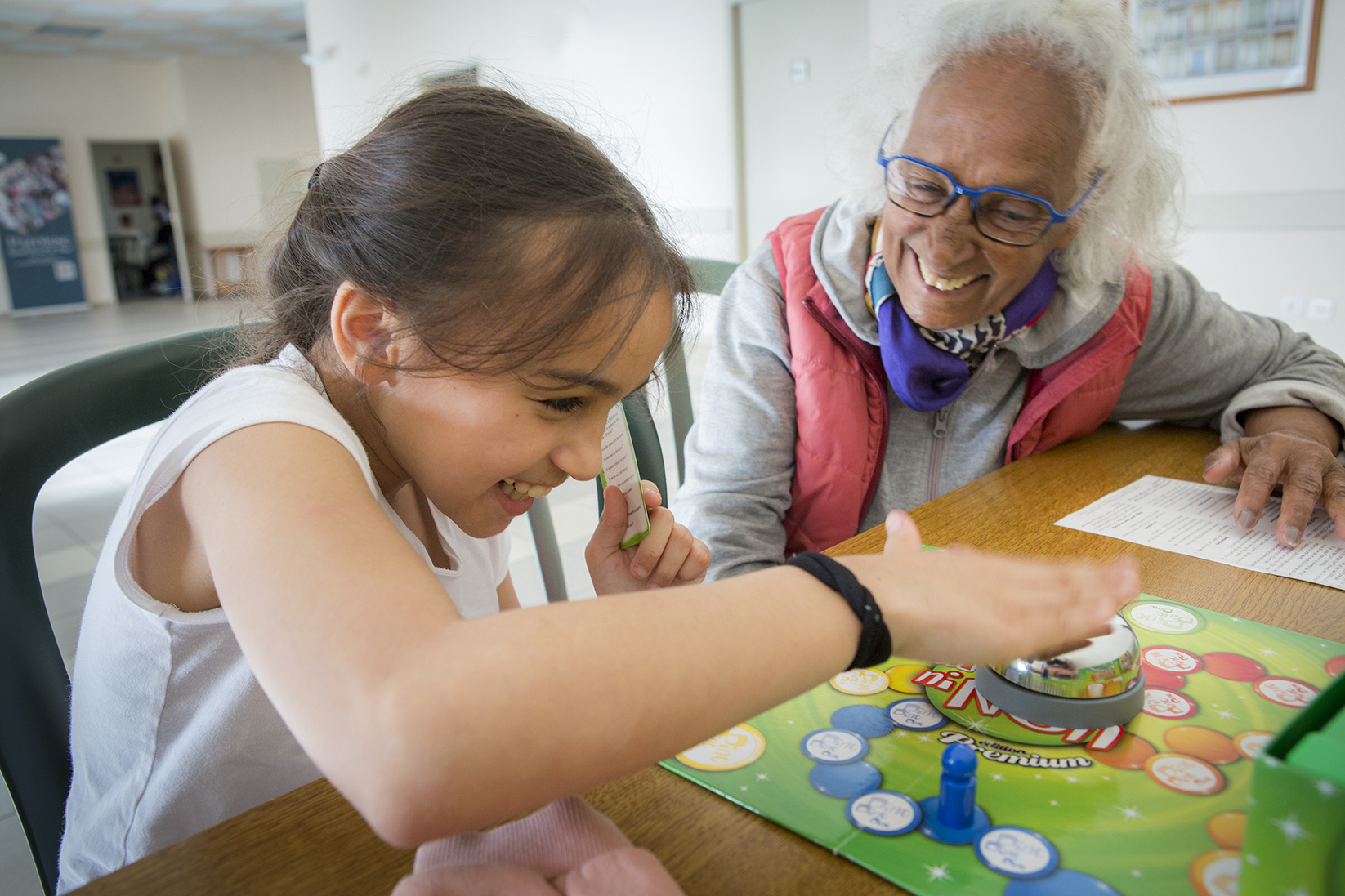 une bénévole du secours catholique et une petite fille jouent à un ni oui ni non durant un temps d'aide aux devoirs