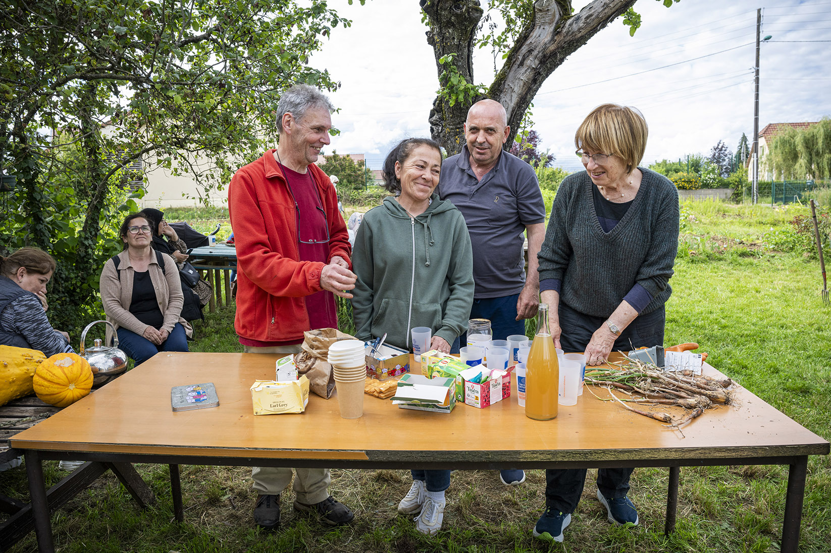 des participants d'un jardin solidaire se retrouvent pour un repas partagé