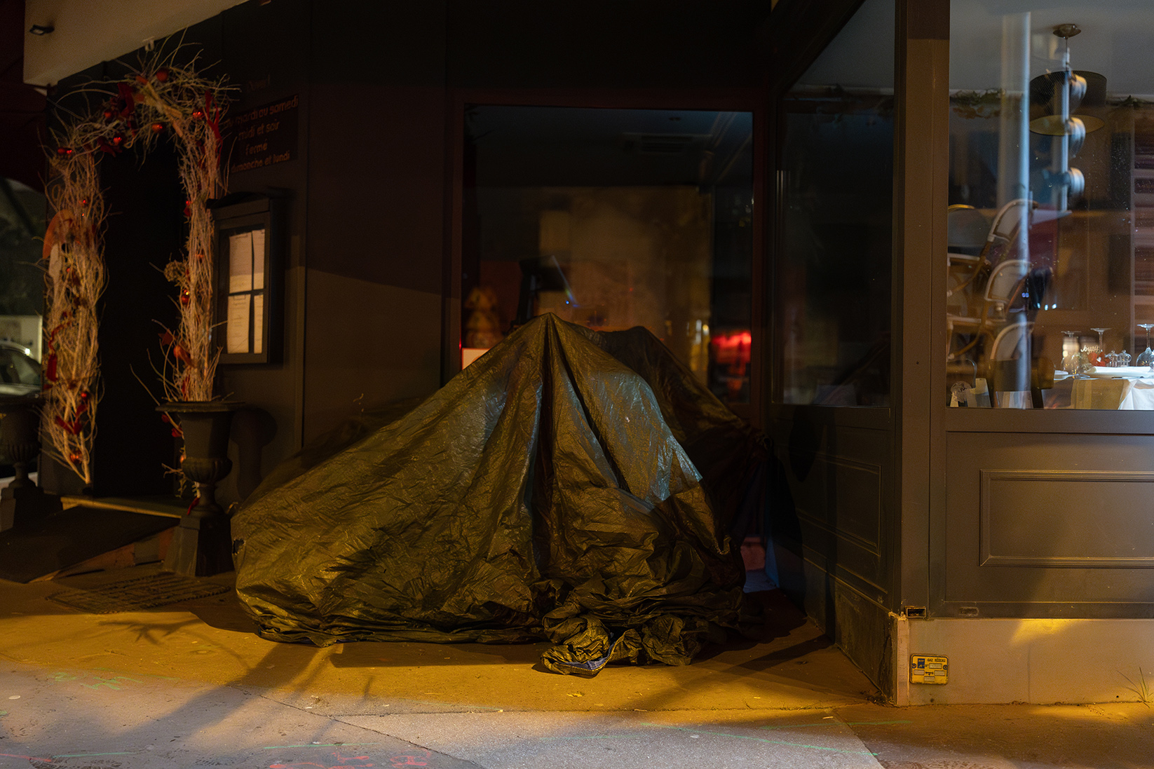 la tente d'une personne sans-abris installée sur un trottoir