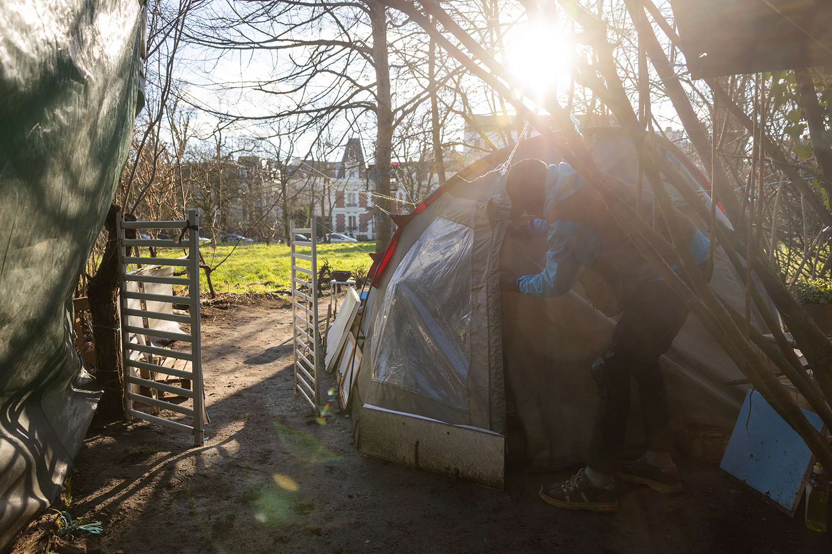 un homme sans abri sur son campement au bois de vincennes