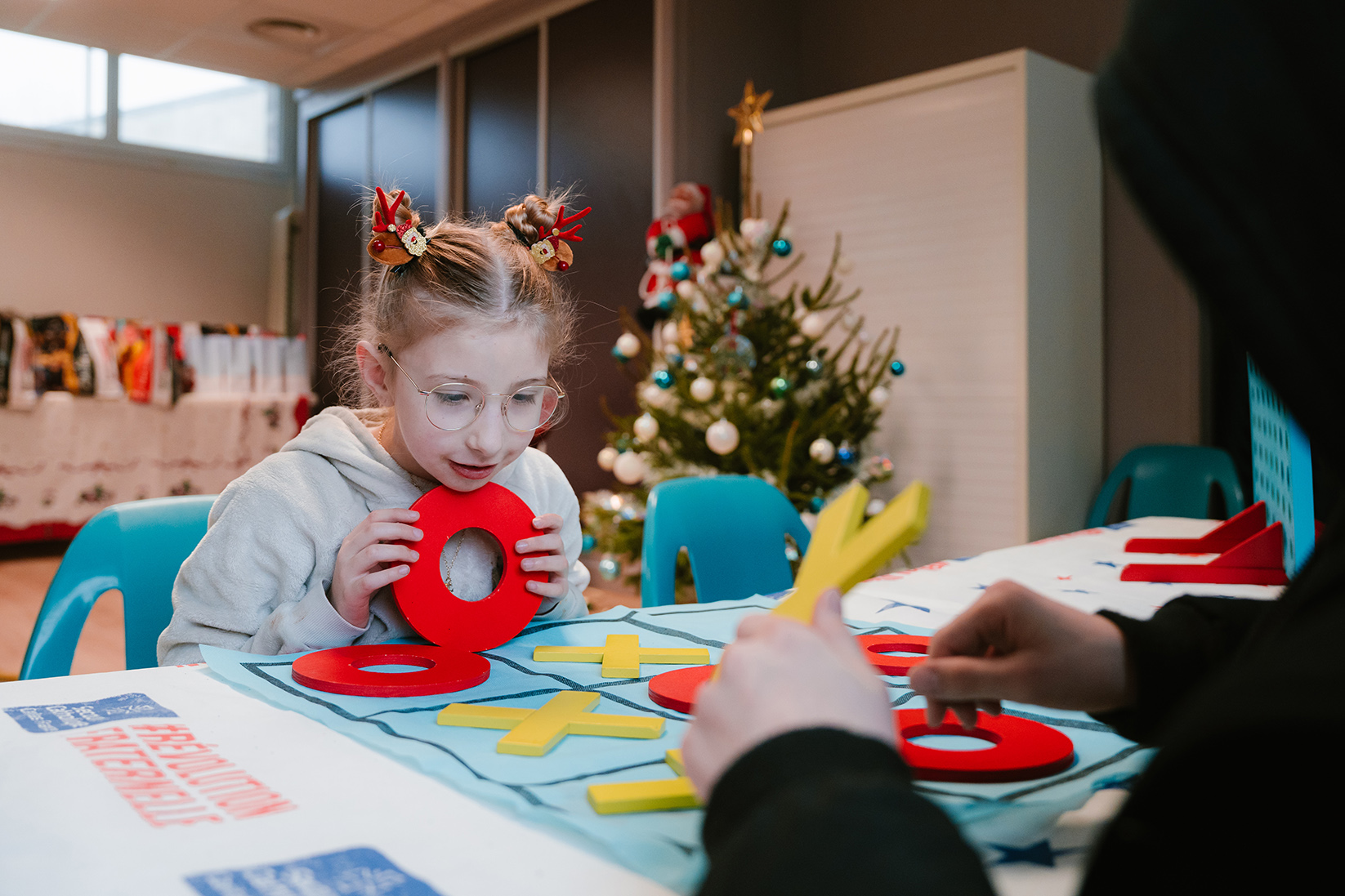deux enfants jouent au morpion