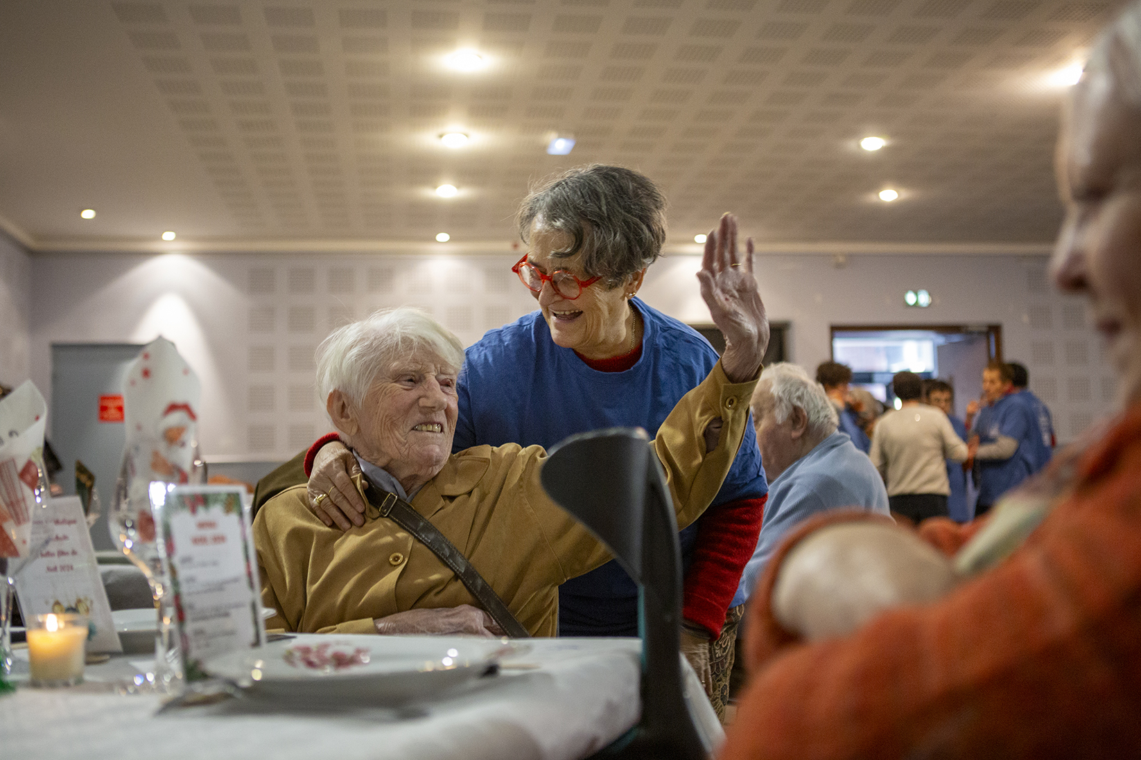 deux femmes sourient durant un repas de noël solidaire organisé par le secours catholique à rabastens