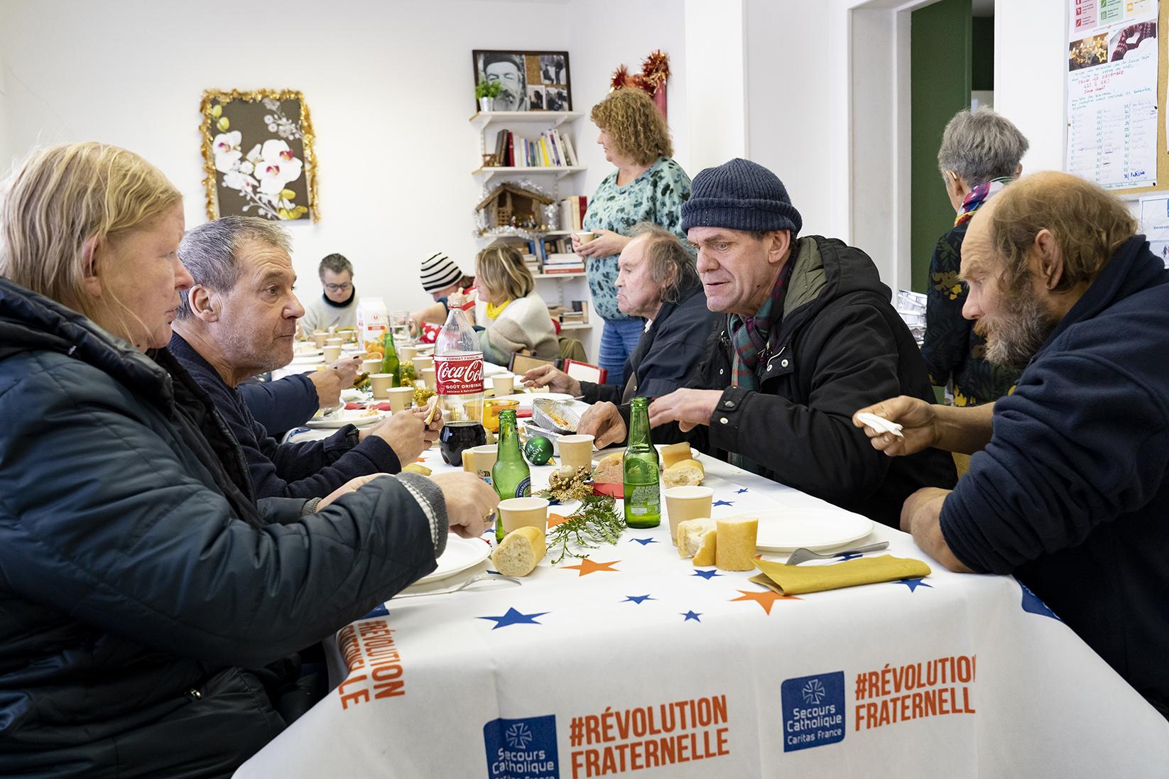 Déjeuner de Noël à la "Pause café" d'Amiens, qui accompagne des personnes en situation de précarité.