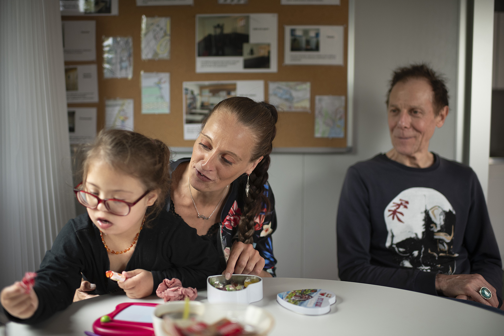 une mère et sa fille en attendant un parloir