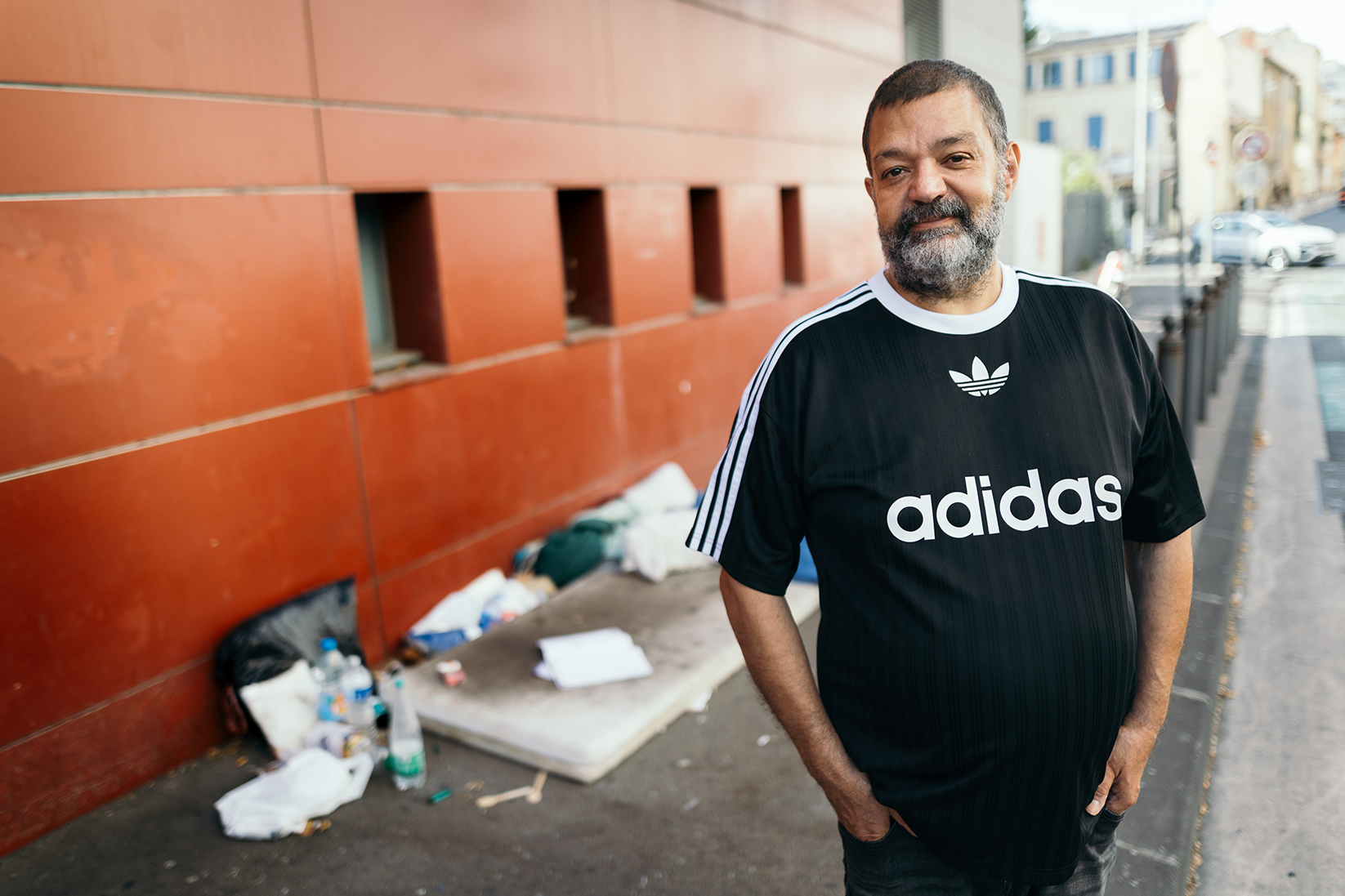 robert bénévole du secours catholique à Marseille auprès des personnes à la rue