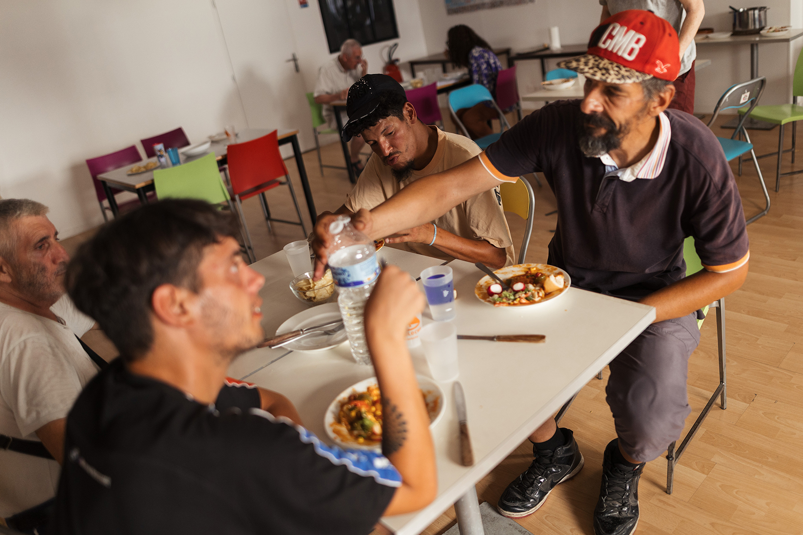 des personnes à la rue dînent ensemble à marseille lors d'un repas partagé organisé par le secours catholique
