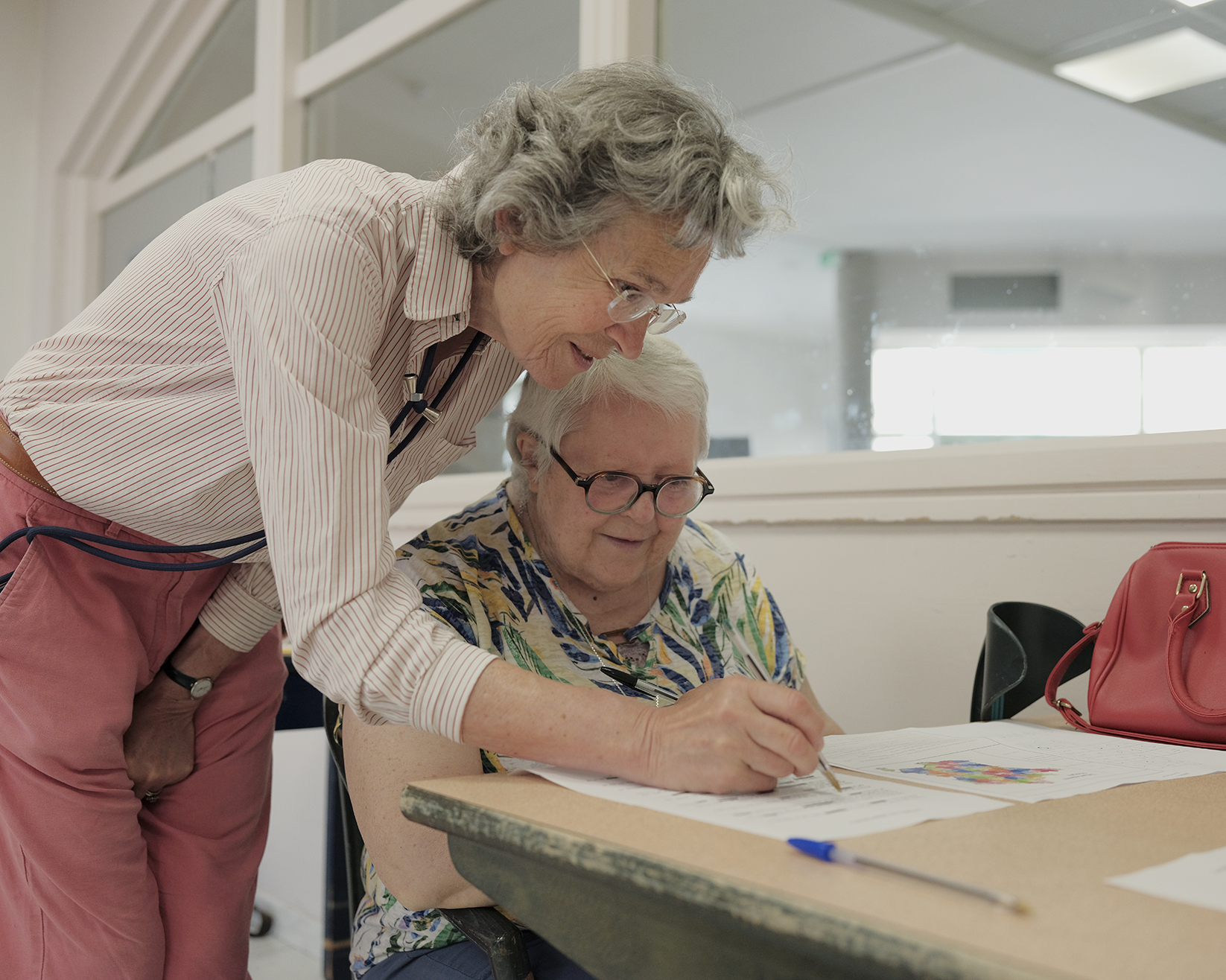 Deux dames dans une maison de retraite