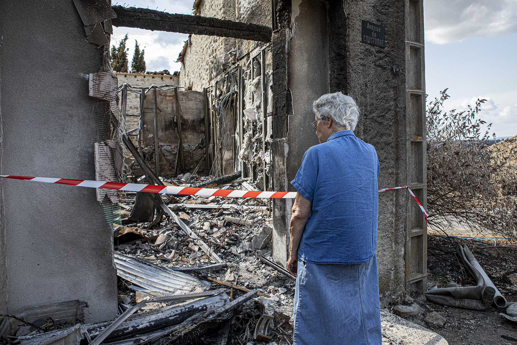 Véronique devant les restes de sa maison