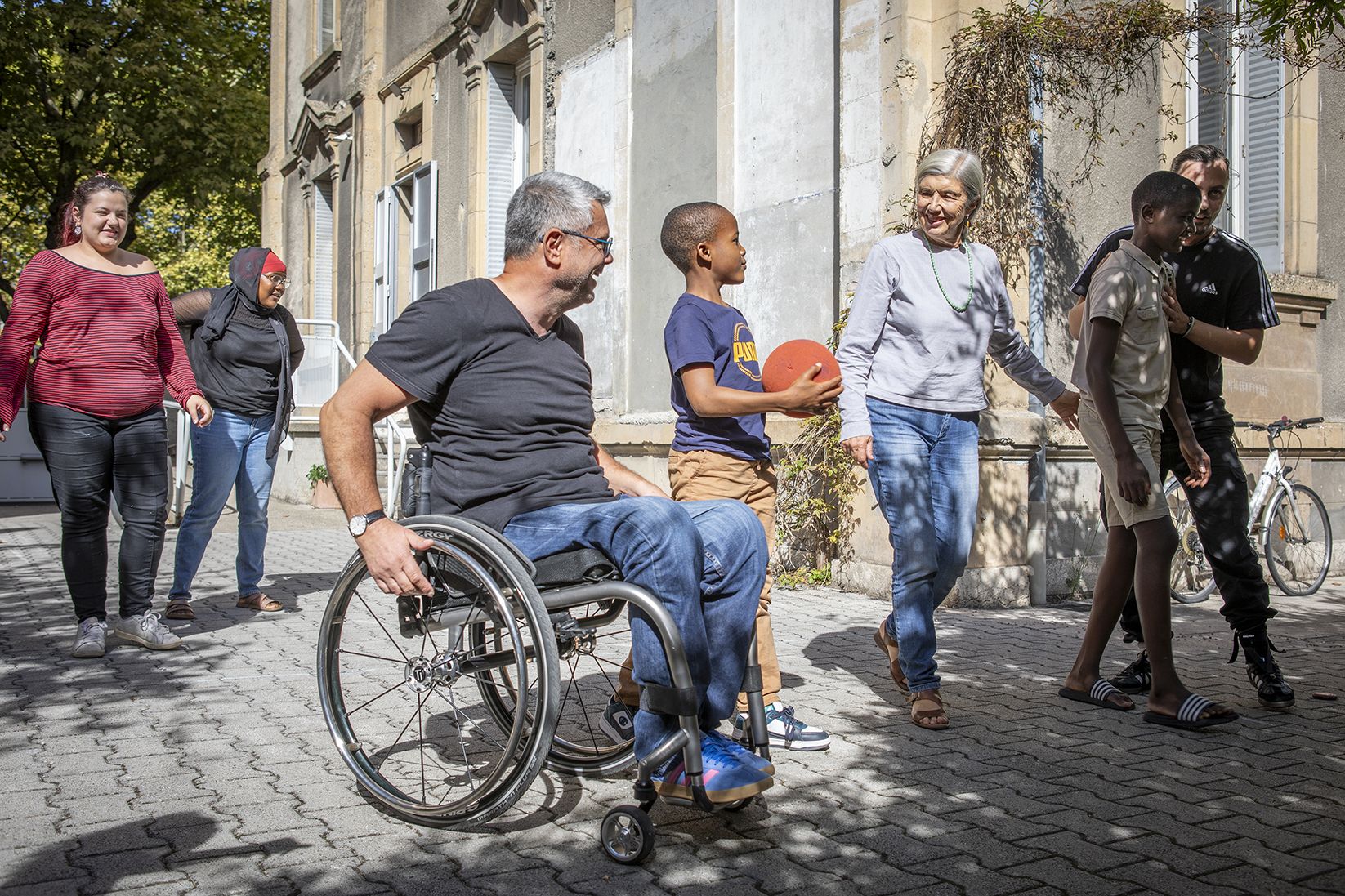 des parents et des enfants à la maison des familles