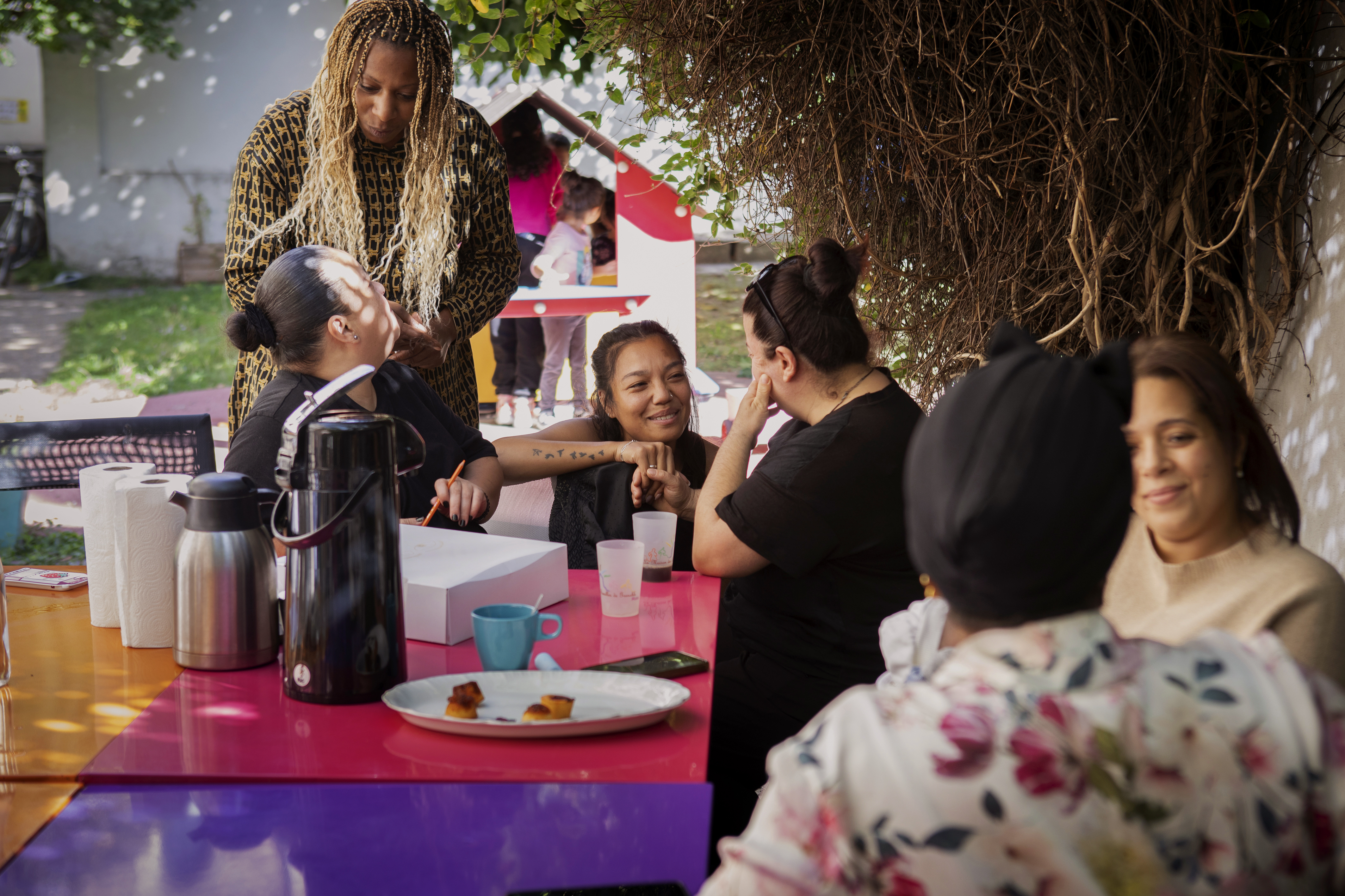 des mères de familles discutent dans un lieu du secours catholique