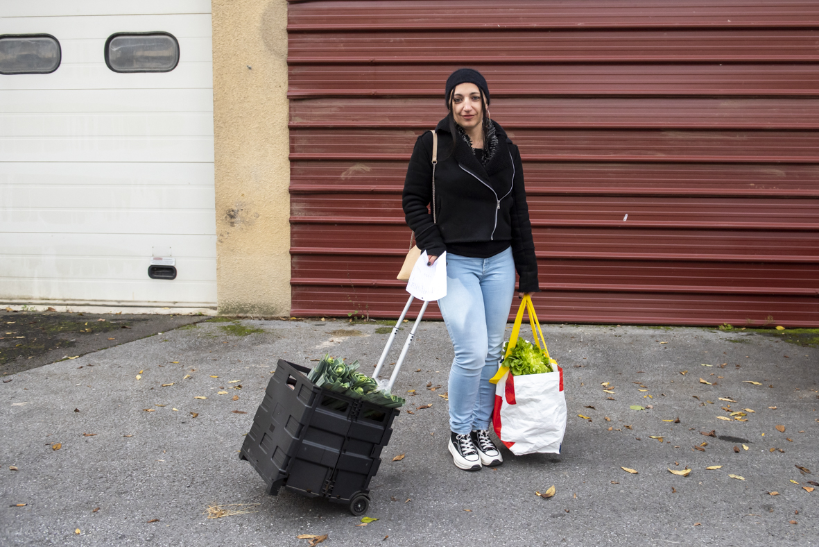 Ingrid avec ses sacs de courses achetées à Epi’soleil, une épicerie solidaire itinérante lancée par le Secours catholique
