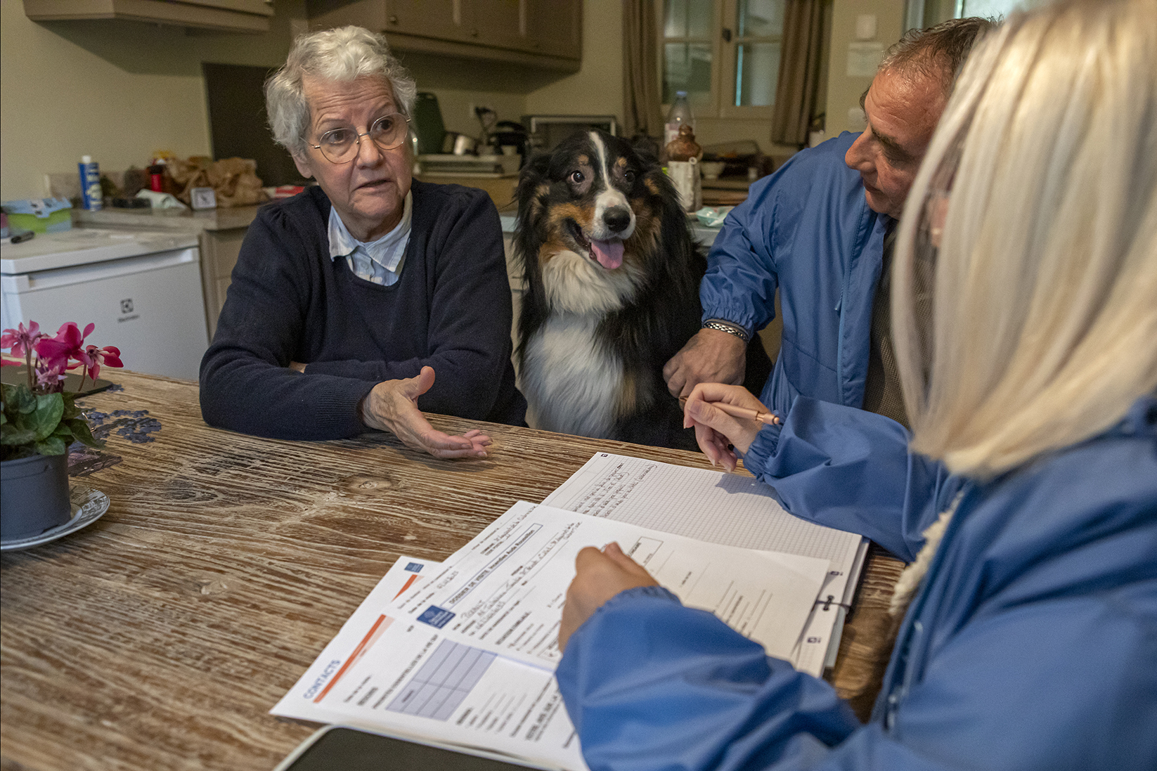 Véronique en discussion avec deux bénévoles