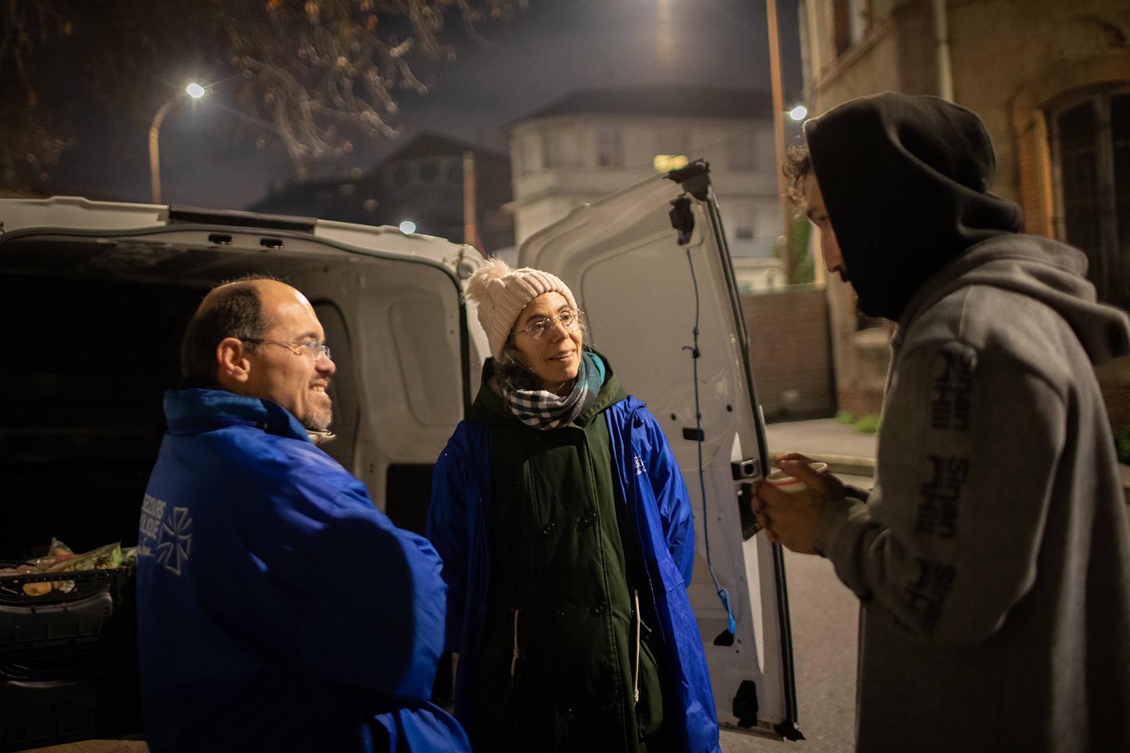 Adopter une approche humaine est indispensable pour créer du lien lors d'une maraude. © Christophe Hargoues
