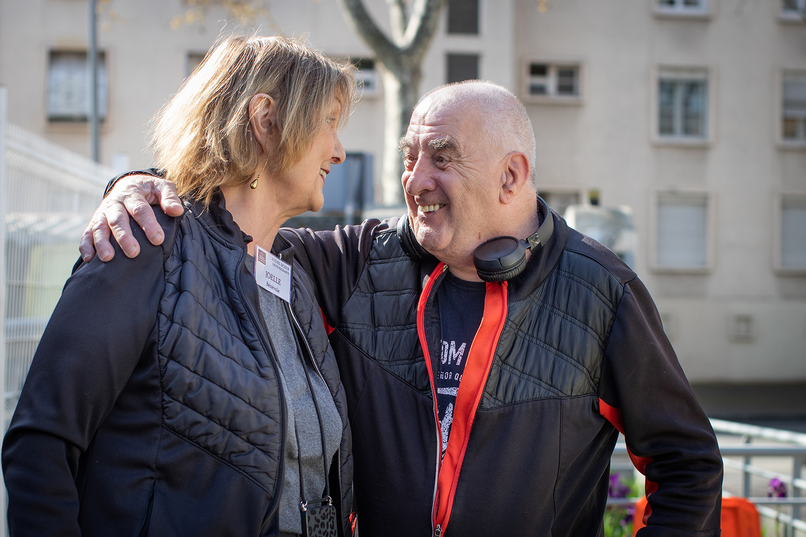 une bénévole du secours catholique et une personne accompagnée par l'association 