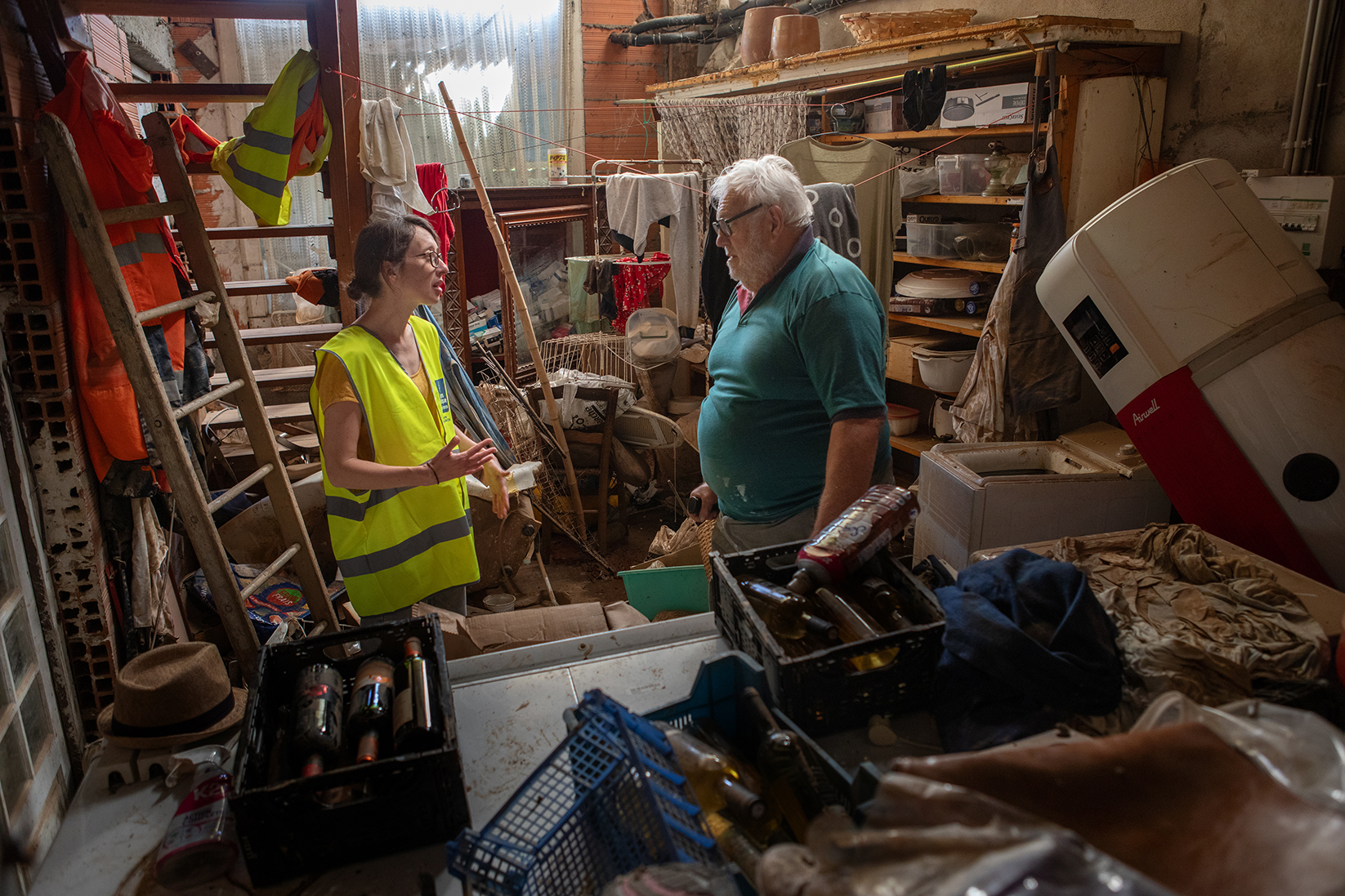 Serge dans sa maison après l'inondation