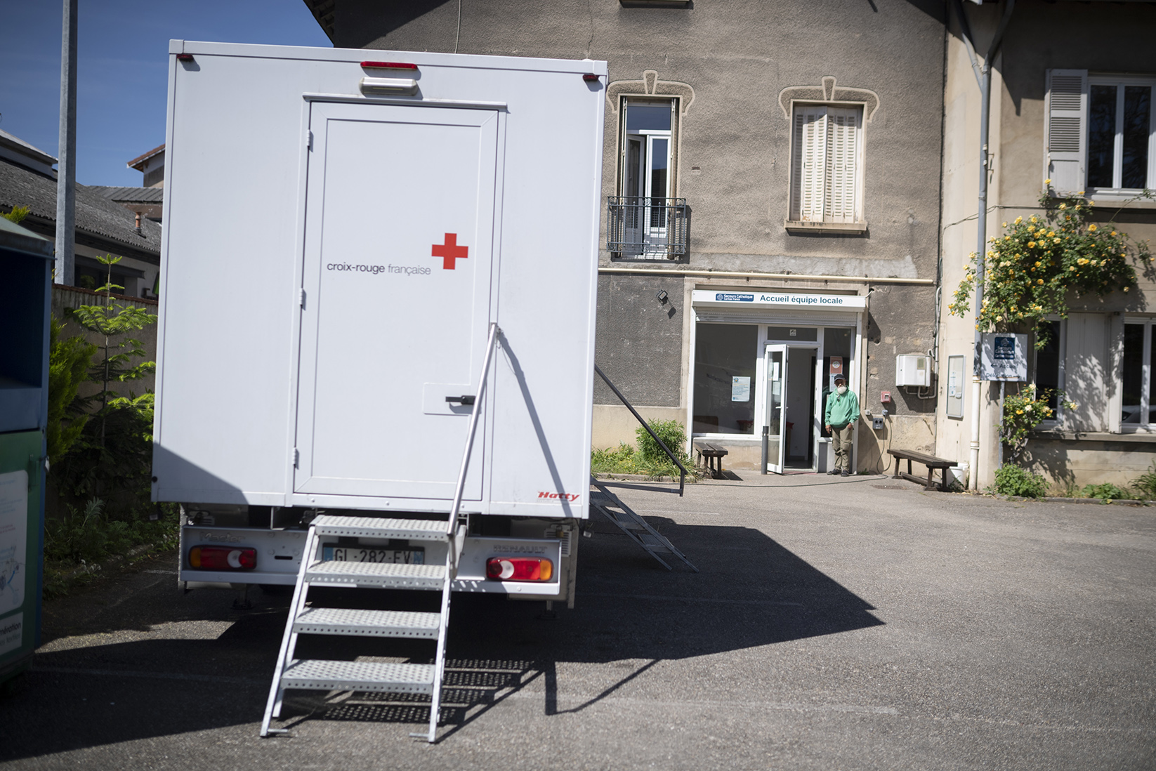 Le camion santé garé sur le parking du Secours Catholique à Bourg en Bresse
