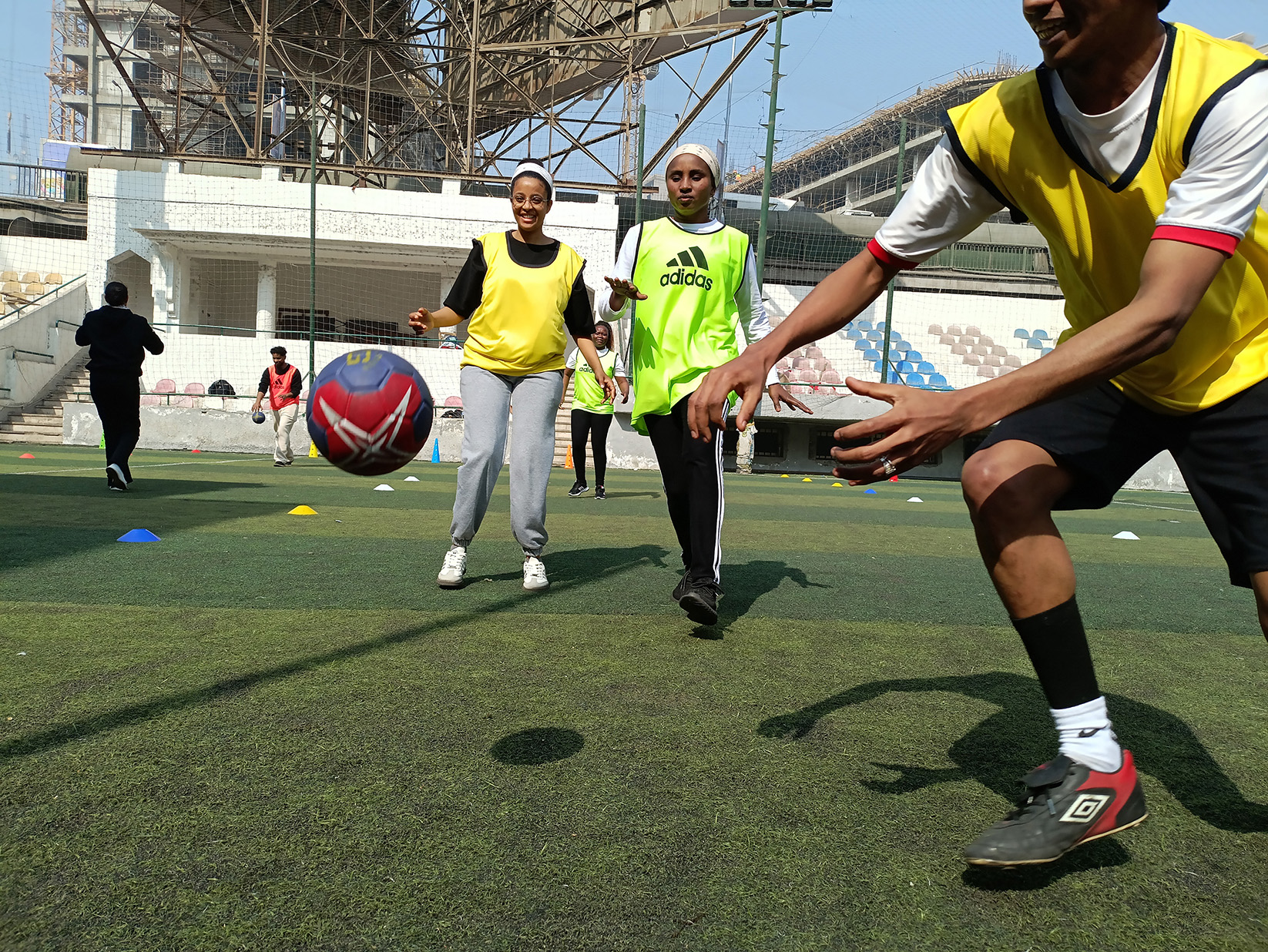 des enfants jouent au handball en égypte